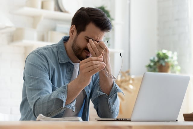 西醫和保健品在眼科處理上，似乎各有優劣平分秋色。（Shutterstock）