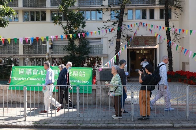 由選民直接選出的議席僅得88個，只佔整個區議會成員數目的18.7%；其餘都是政府直接委任或主導產生的議員。（亞新社）