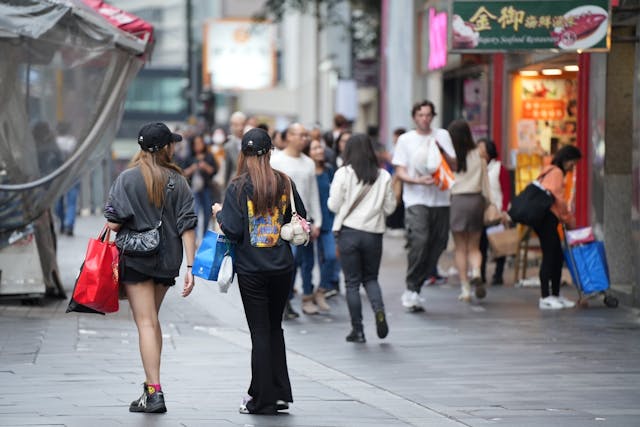 疫情過後，香港經濟持續復甦，步伐卻未如理想，甚至有停滯不前的危機。（Shutterstock）