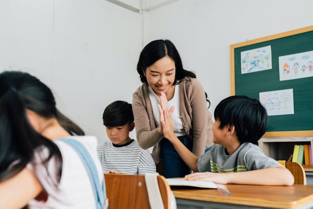 教師在解決課堂中遇到的問題，也需要專業知識作為背景。（Shutterstock）