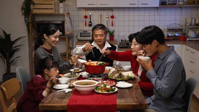 朋友們圍爐而食，各自挑選自己愛吃的食物，可謂其樂融融。（Shutterstock）