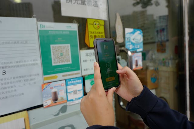 香港應該引入內地智能防疫技術和跟蹤應用程式，無縫銜接健康碼和行程卡。（Shutterstock）