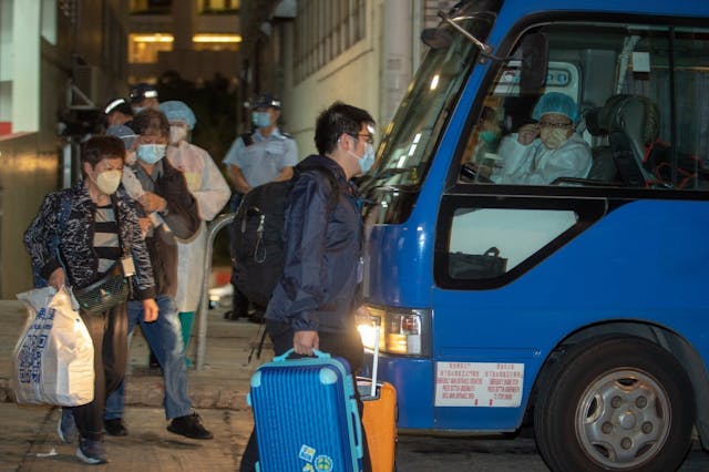 黃大仙豪苑一名養有倉鼠人士確診，部分單位居民需要檢疫，一些居民連夜撤離大廈。（亞新社）