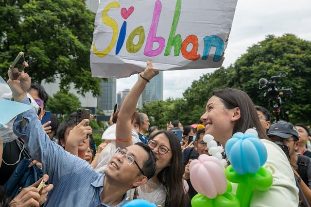 何詩蓓與市民親切合照。（亞新社）