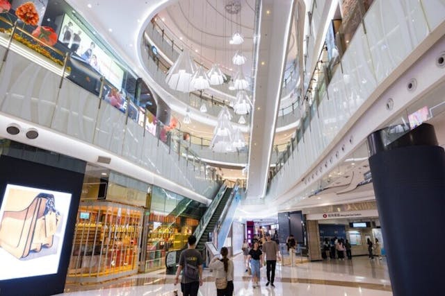 將香港的Mall升級為Mall+，容許商場各自因應市場條件善用商場外空間，靠市場力量重塑香港購物天堂的美譽。（Shutterstock）