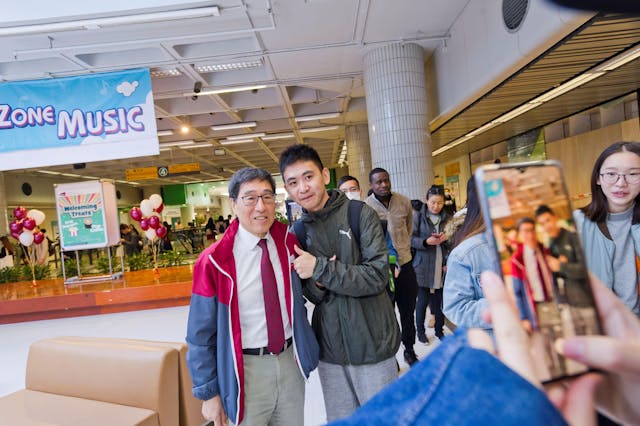 郭位校長關心學生，不時了解他們的學習、生活和需求。（香港城市大學）