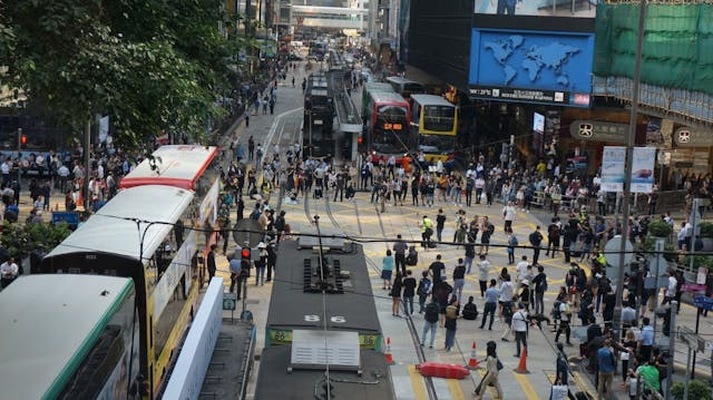 部分人在中環德輔道中及畢打街交界佔據行車線聚集。