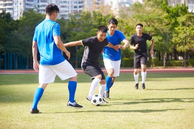 吸引青少年投入足球運動也是可行方向之一。（Shutterstock）