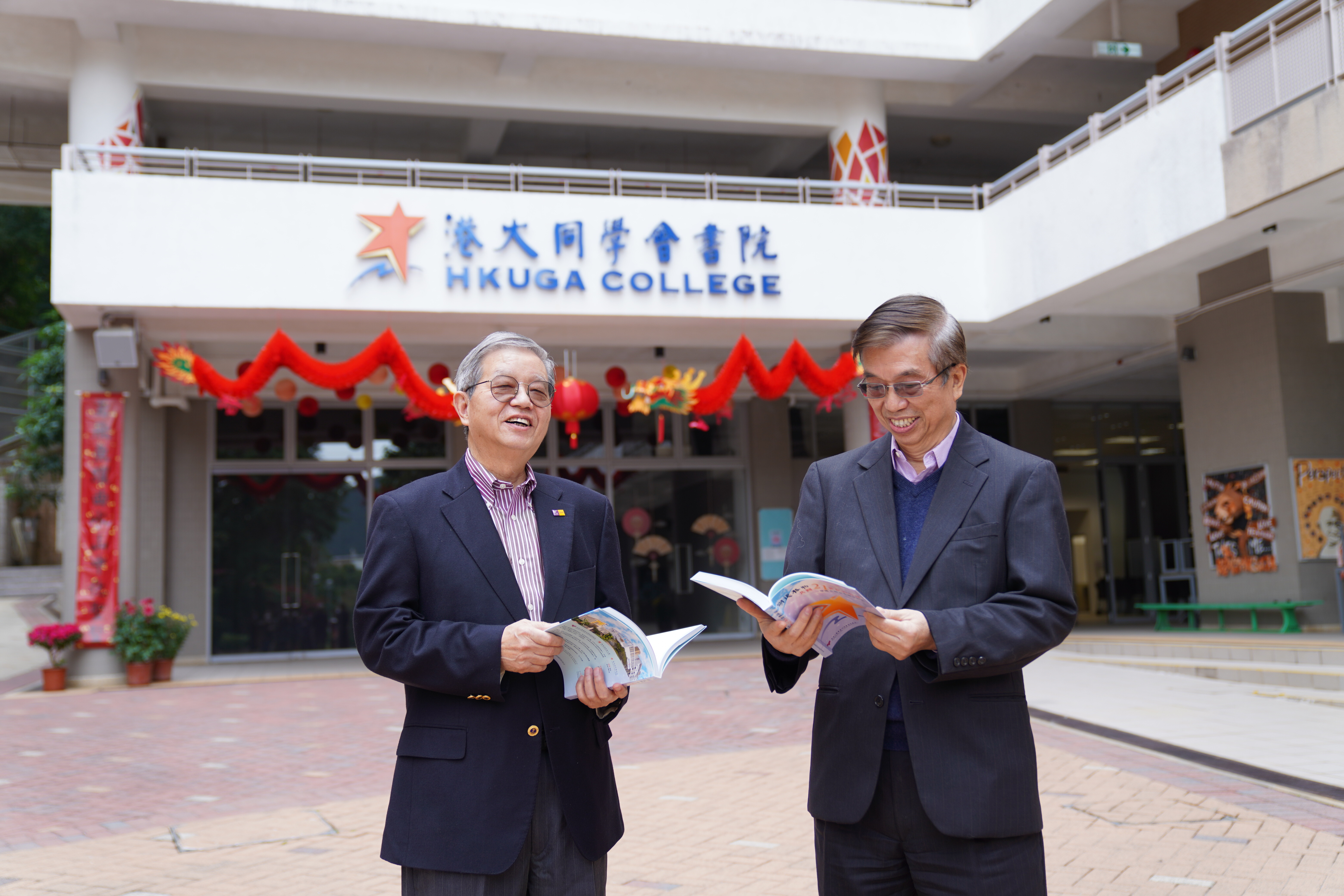 香港大學畢業同學會教育基金主席謝錦添博士（左）與副主席馮可強（右），希望藉由新書出版讓各界人士對港大畢業同學一群辦學者多一點了解，給予意見。