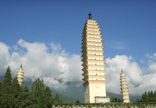 《天龍八部》第一卷插圖為大理崇聖寺三塔。梁思成在〈中國的佛教建築〉提到這塔，認為是唐代密簷磚塔的傑出例子。