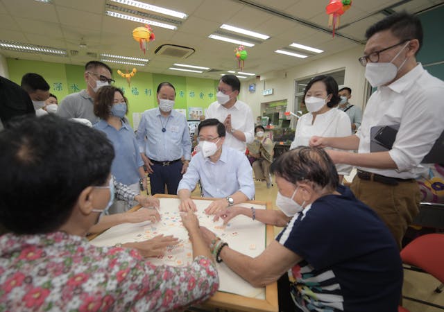 在政府強調家居安老之際，宜主動聯繫商界推出一些適合家居安老的產品。（亞新社）