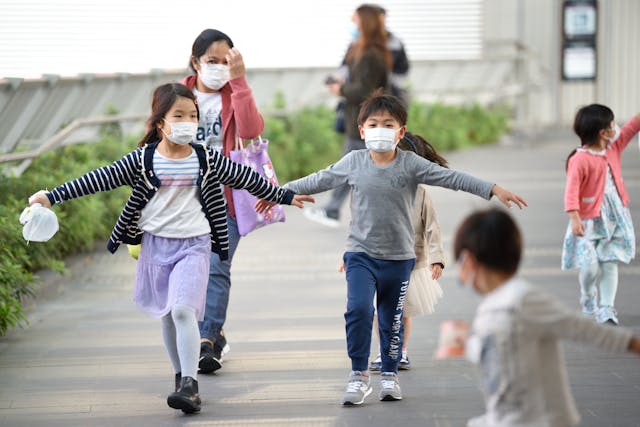 幼稚園須考慮如何在充滿怒氣的社會氛圍中，培養孩子正面情緒，讓他們健康成長。（Shutterstock）