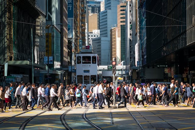 作者認為，港人之西化只是限於表面，其對西方思想及歷史背景均所知有限，近乎淺薄。（Shutterstock）