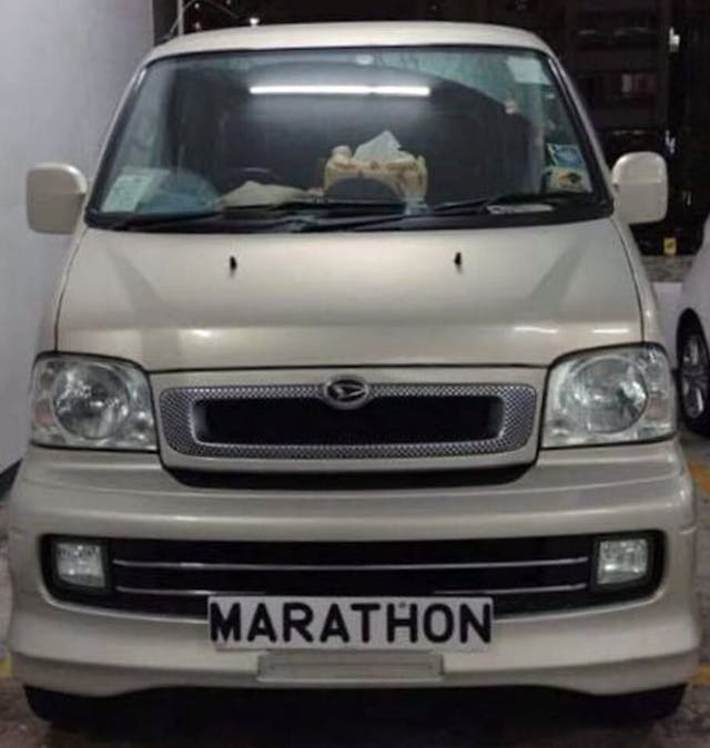 掛着&quot;MARATH0N&quot;車牌的大發（Daihatsu）。