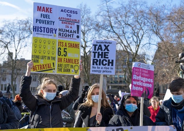 英國市民曾在2月抗議燃料價格上升。（Shutterstock）