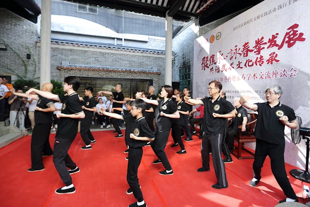 梁錦棠詠春同學會成員表演。（北區社區供圖）