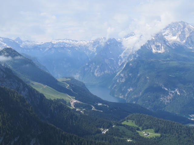 圖三十七：鷹巢山上遠眺國王湖（K&ouml;nigssee）的景色。