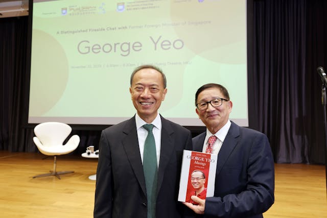 楊榮文在新書中指出,世界正經歷一場大轉變。圖示楊榮文與李成合照。