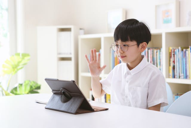 家長在家可訓練孩子口語表達能力。（Shutterstock）