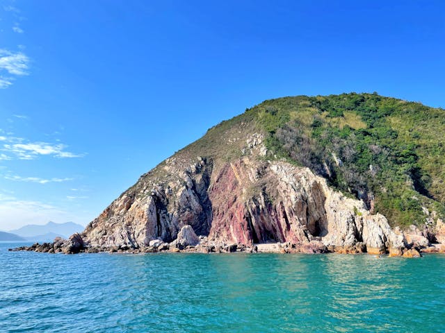 前往荔枝窩途中經過香港地質公園，有世界罕見的六角火山岩柱群及多樣海岸侵蝕地貌。