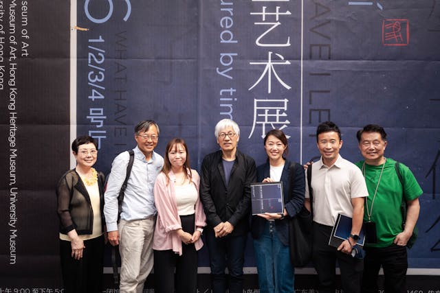 馮永基在「七拾」藝術展與好友合照。