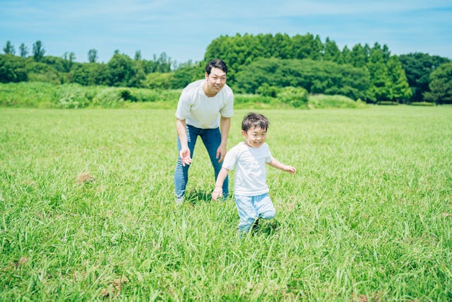 「那我們放學後來公園玩吧！」我說。「到時候人就多了啊！」他說。「如果人太多，我們買杏仁瓦片在公園吃。」（Shutterstock）