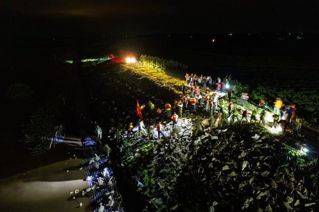 洞庭湖發生決堤險情，7月5日，中國搶險人員在湖南省岳陽市華容縣進行救援工作。（中國政府網，無人機照片）