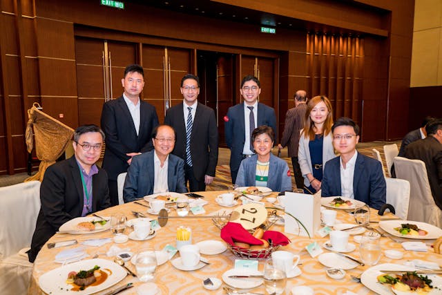 香港地方志中心總裁林乃仁先生（左二）與團結香港基金與會嘉賓合影。