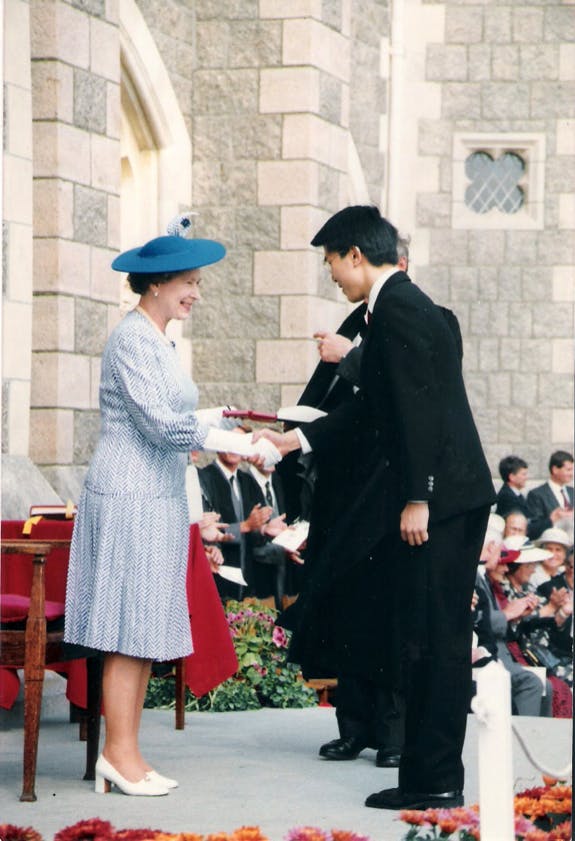 陳教授憶述去英國讀書有一個有趣的轉捩點，就是1989年獲英女王伊麗莎白二世親自頒發女王數學金章獎。（陳志邦教授提供）