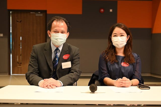 香港樹仁大學新聞與傳播學系系主任暨副教授李家文博士（右）及灼見名家傳媒社長文灼非先生擔任下午兩場賽事評判。