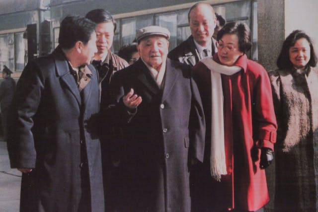 鄧小平以「四個現代化」為口號，提出改革開放政策。圖示鄧氏在1992年南巡。