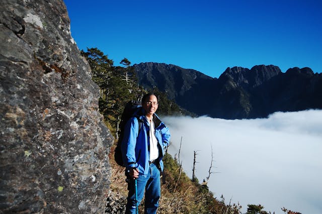 陳龍生在台灣玉山觀雲海。