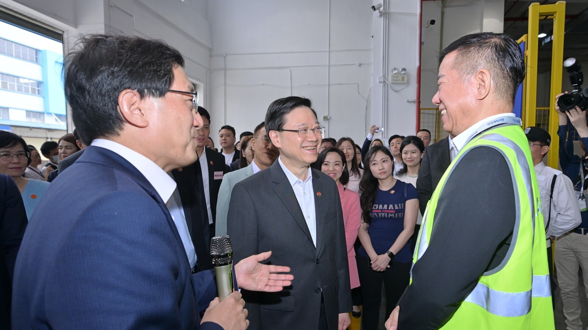 行政長官李家超帶領訪問團參觀「東莞-香港國際空港中心」。（政府新聞處）