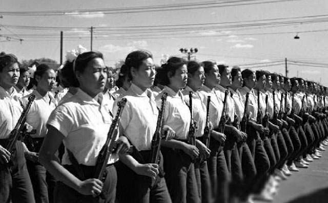 「不愛紅裝愛武裝」，1958年的女民兵方隊。（網絡圖片）