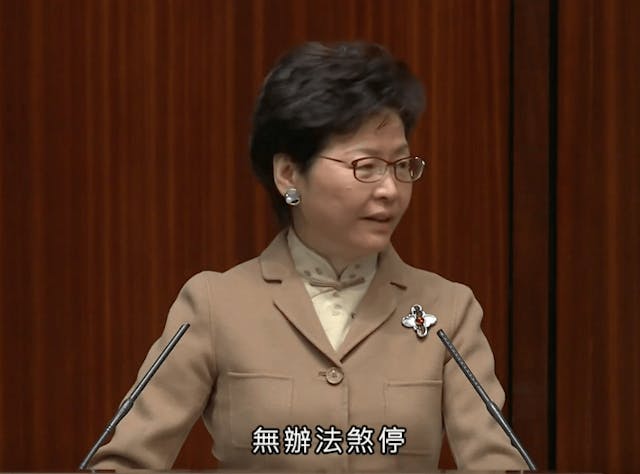 政府決定把長者申領綜援年齡由60歲提高至65歲，遭到建制和泛民議員聯手反對。行政長官林鄭月娥在立法會回答議員質詢時，表示政策無辦法煞停。（Now新聞截圖）