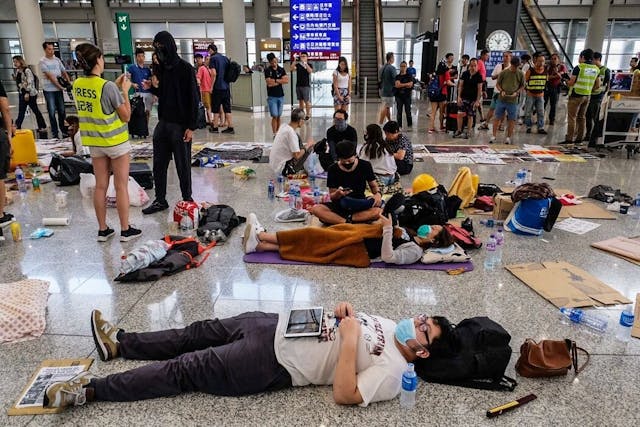 癱瘓香港國際機場的本地青年。