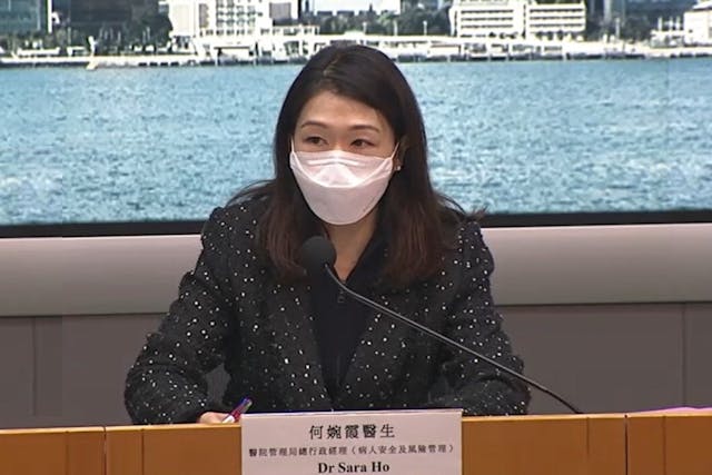 何婉霞表示，公立醫院過去一日共有99名病人死亡，其中57人沒有接種任何疫苗。（政府新聞處直播截圖）