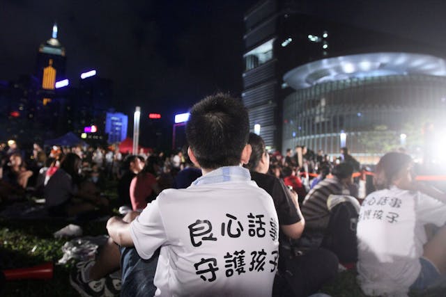 2012年教育局計劃將國民教育獨立成科，引起一些市民不滿，最終擱置收場。（亞新社）