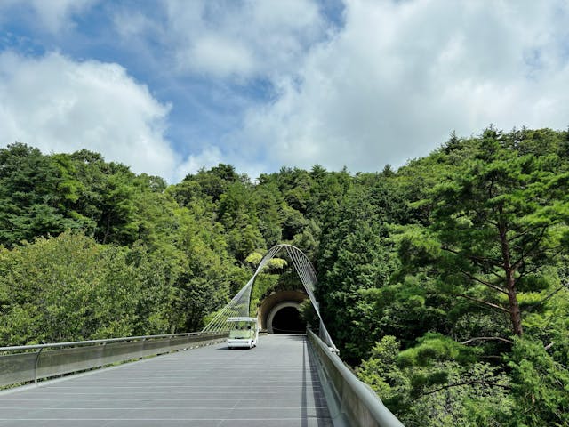 步出隧道後便見郎朗晴空，豁然開朗。