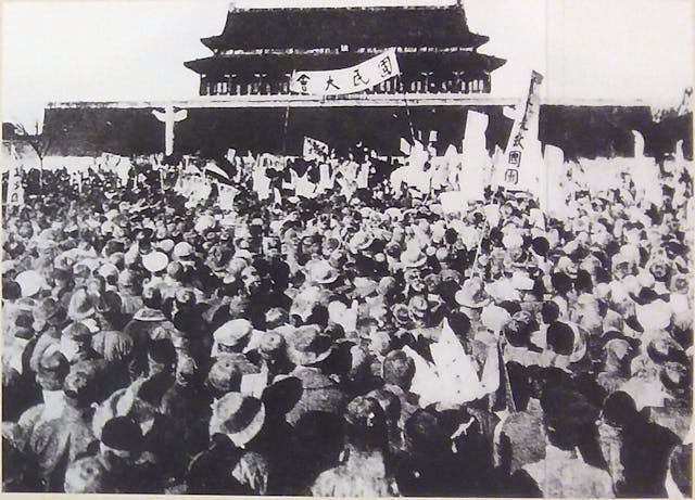 1919年發生學生主導發動五四運動，胡適與陳獨秀等人主張向西方學習。（Wikimedia Commons）