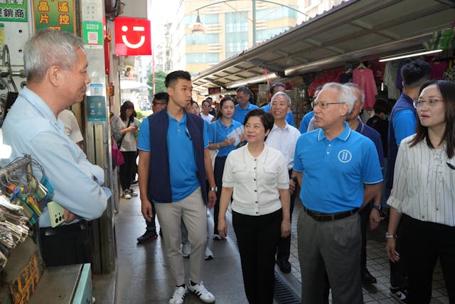 岑浩輝探訪新橋社區。（岑浩輝競選網站）