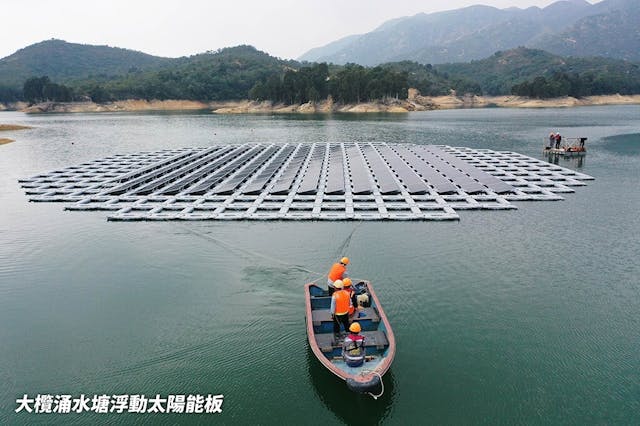 黃錦星表示，政府跨部門同心減碳，力求創新以突破本地空間限制的挑戰，如在水塘以至其他合適水體拓展浮式太陽能板。（環境局圖片）