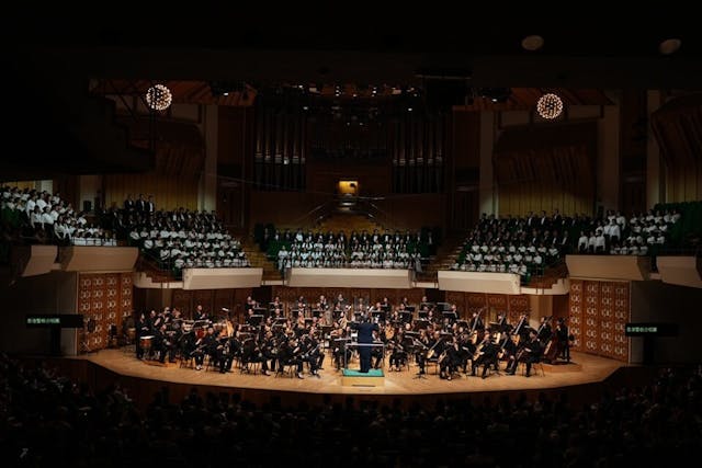 香港中樂團與300人合唱團，高唱《保衛黃河》，沒有弦外之音，只有驚嘆、掌聲。（香港中樂圖Facebook圖片）