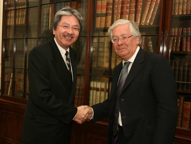 曾俊華（左）與英格蘭銀行行長Mervyn King（右）會面（亞新社）