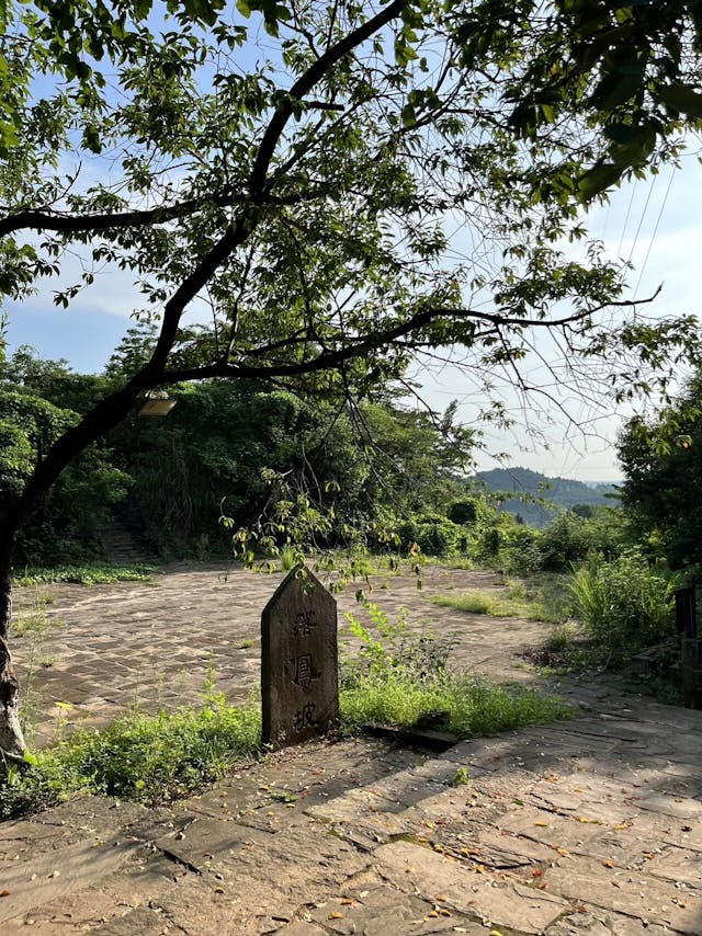 龐統落馬之地，位於四川德陽；偌大之地，堅立一塊孤碑，長伴落鳳坡清風明月。