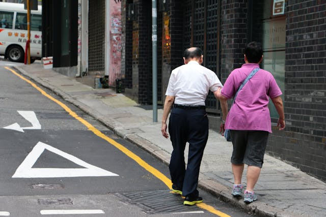 照顧者數目必隨人口老化和家庭結構的轉變不斷增加，李家超必須有更周詳的計劃。（Shutterstock）