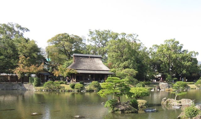 離正門不遠處，有一所茅屋，名為「古今傳授之間」。