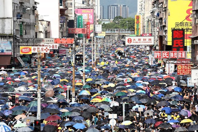 大批示威者佔據元朗主要道路。