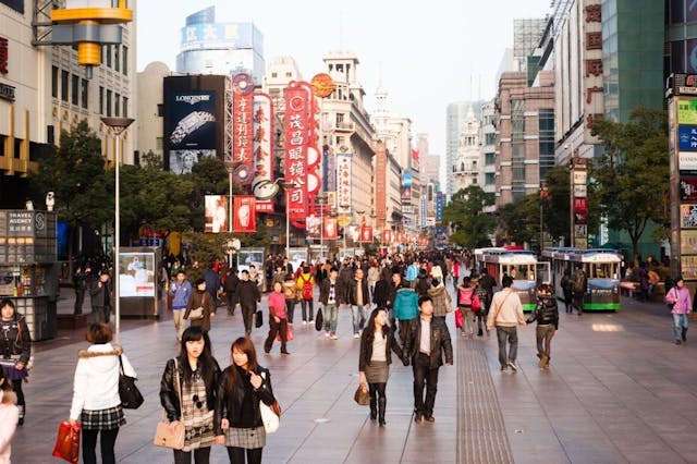 近年中國的大學生人數不斷增加，每年畢業生超過1000萬，反而工廠勞工繼續出現短缺，職場供求嚴重錯配，再加上經濟放緩，導致年輕人失業率高企。（Shutterstock）