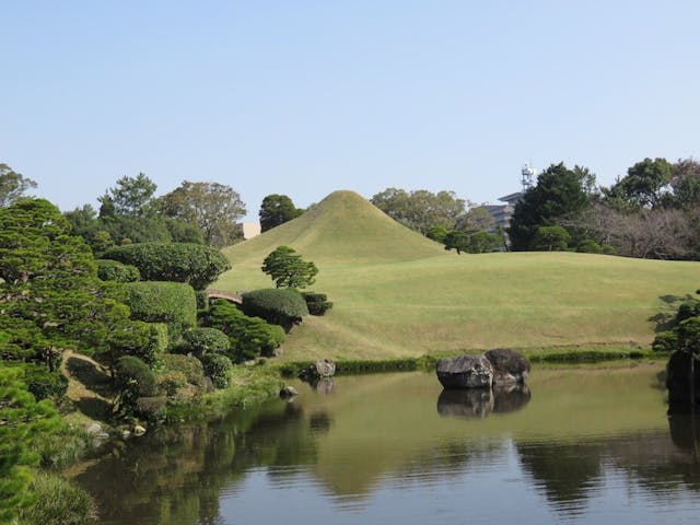 「水前寺富士山」，亦屬庭中一景。